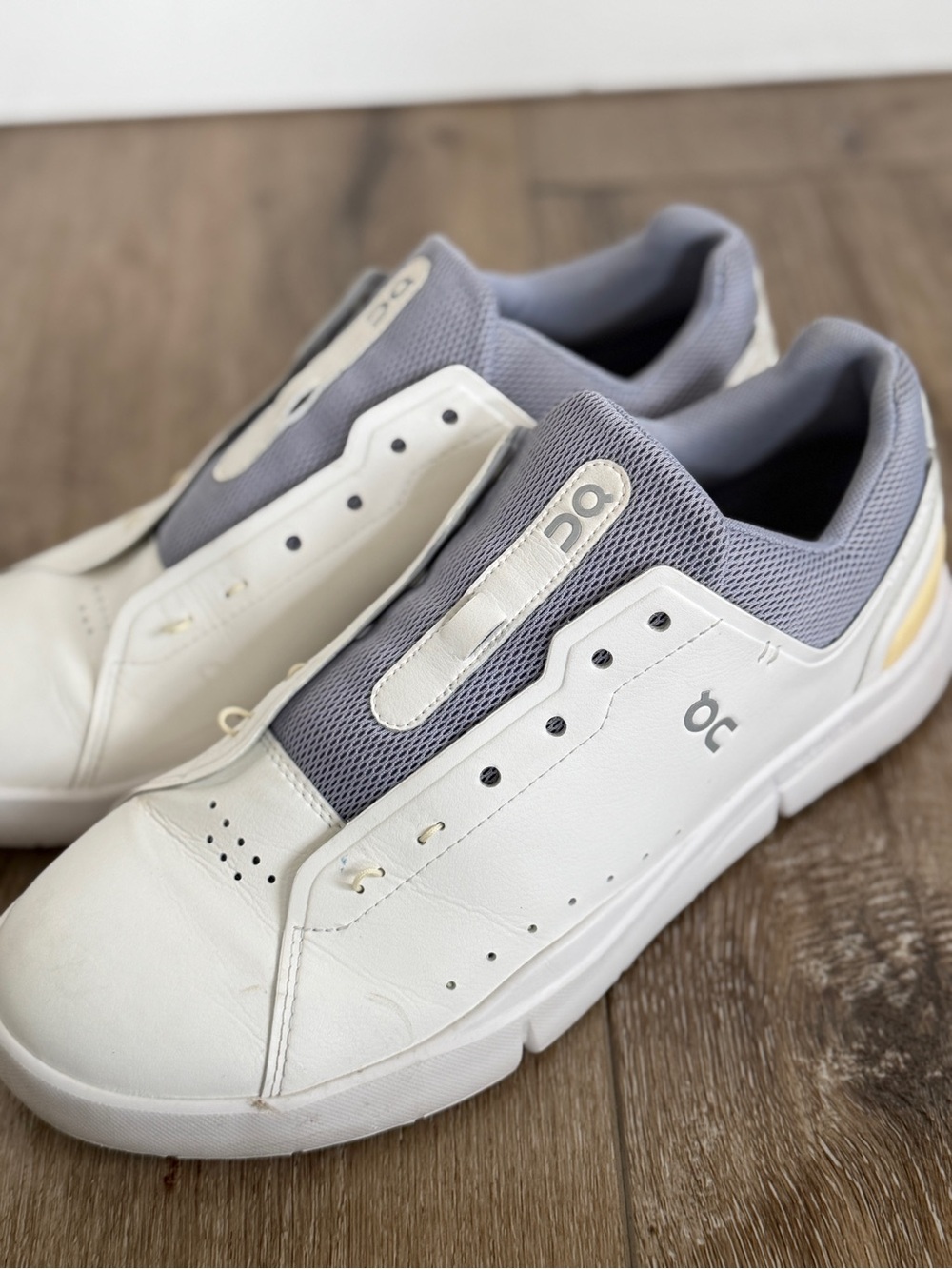 On Cloud Women’s White and Gray Low-Top Sneakers